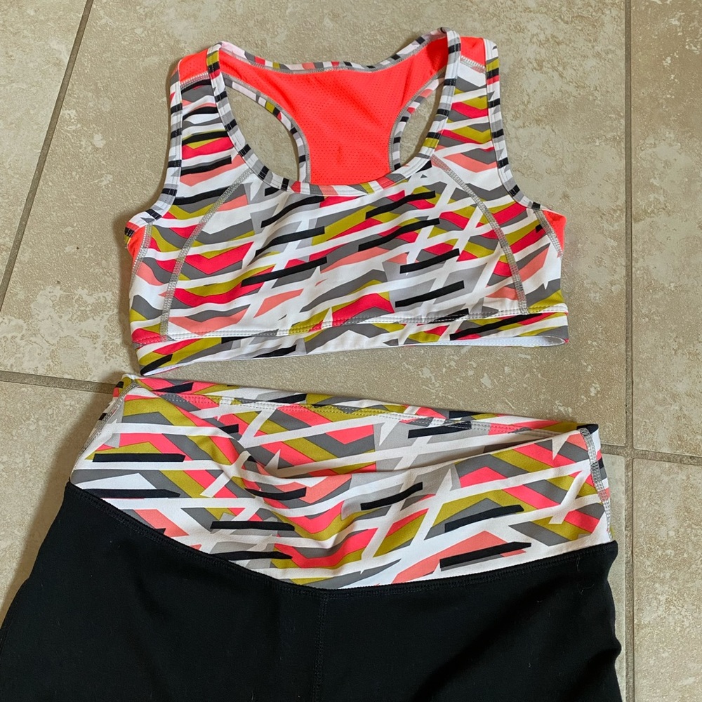 Fabletics sports bra & cropped leggings pair - small